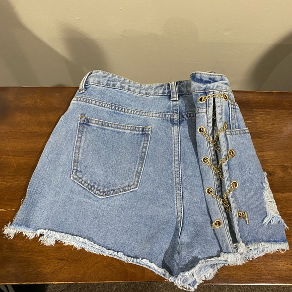 Gold chain denim shorts size Medium 100% Cotton - Picture 4 of 7